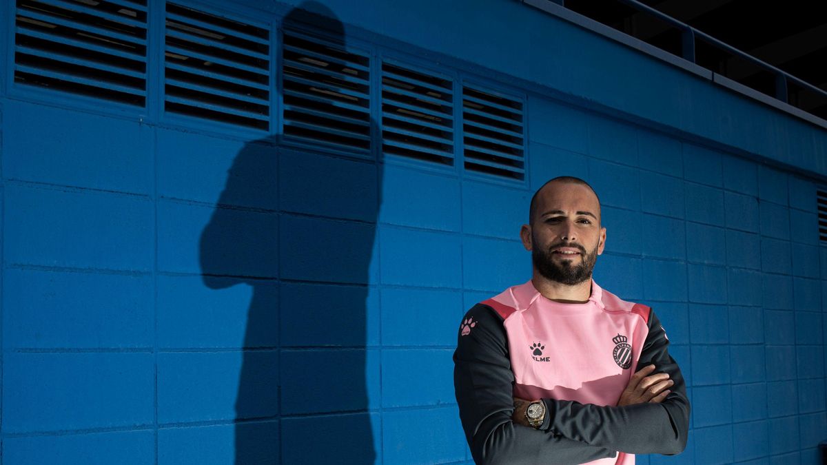Aleix Vidal posa para EL PERIÓDICO en en las instalaciones de la ciudad deportiva del Espanyol en Sant Adrià. Aleix Vidal posa para EL PERIÓDICO en en las instalaciones de la ciudad deportiva del Espanyol en Sant Adrià.