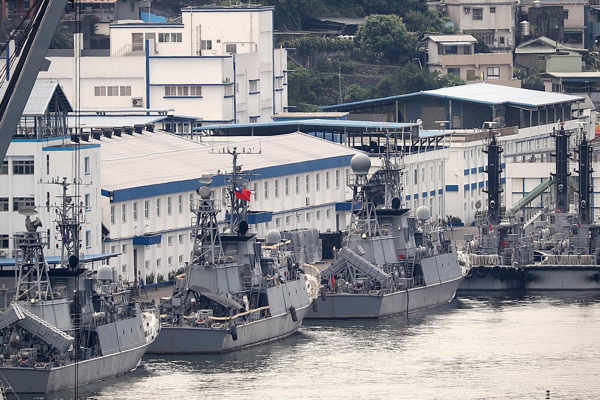 Buques de combate de la Armada de Taiwán anclados en un puerto de la ciudad de Keelung, Taiwán, 05 de agosto de 2022. 