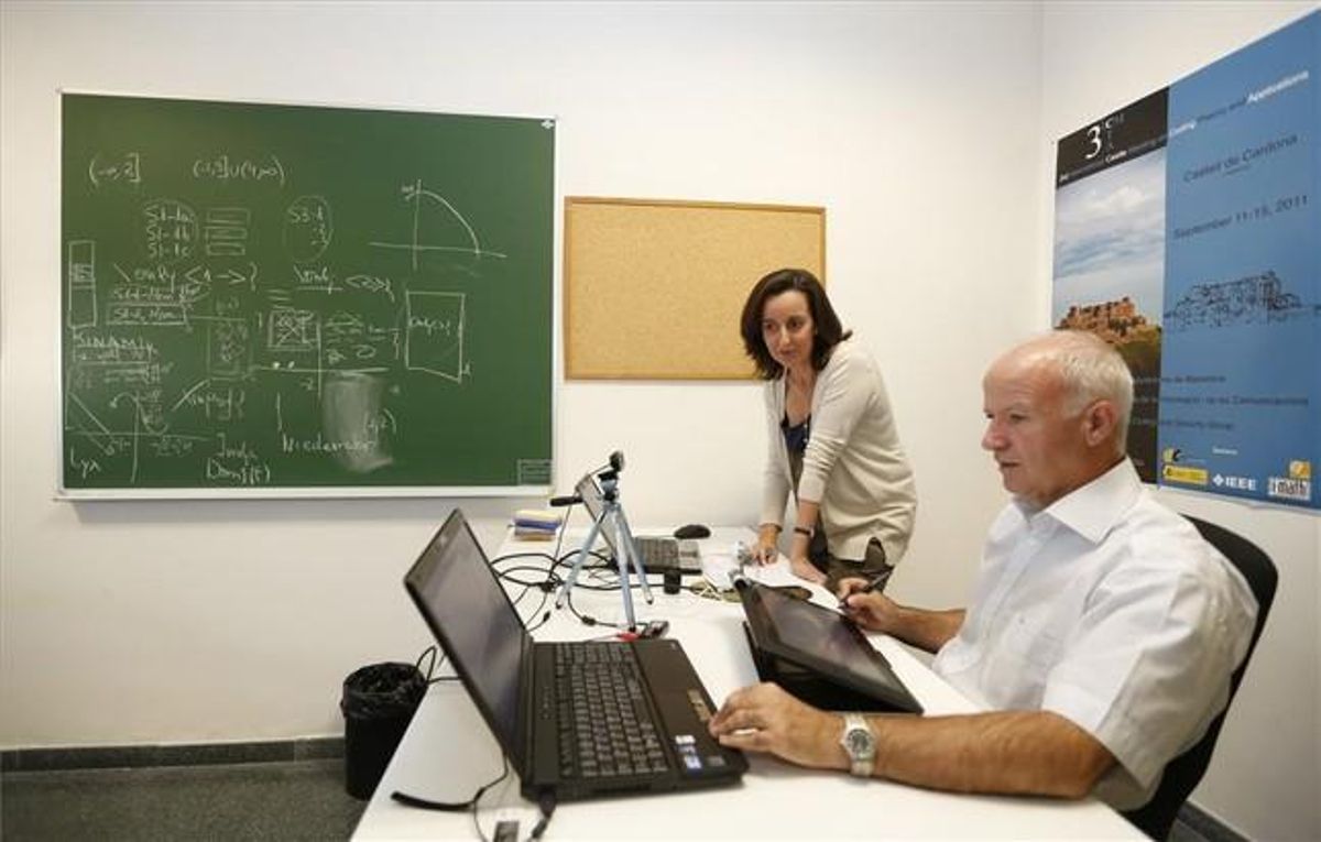 Los profesores Jaume Pujol y Mercè Villanueva supervisan el MOOC de cálculo de la UAB. Los profesores Jaume Pujol y Mercè Villanueva supervisan el MOOC de cálculo de la UAB.