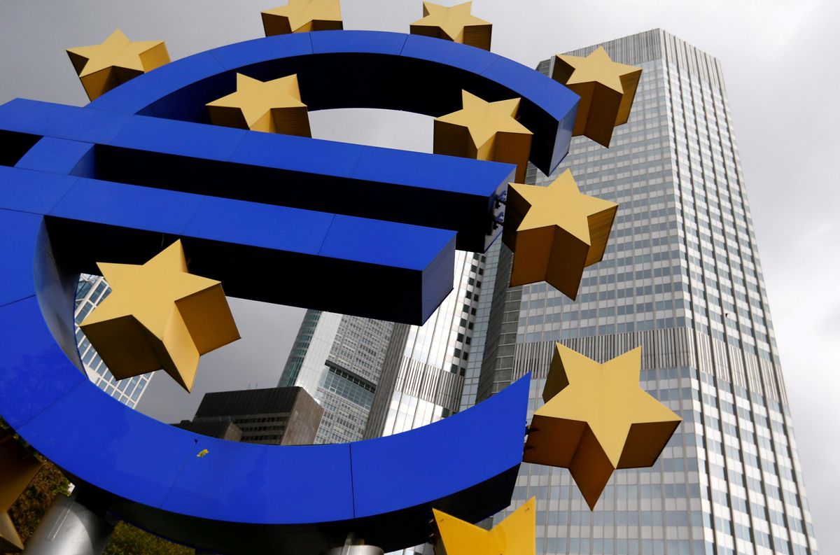 Escultura con el símbolo del euro en la sede del BCE en Frankfurt. Escultura con el símbolo del euro en la sede del BCE en Frankfurt.