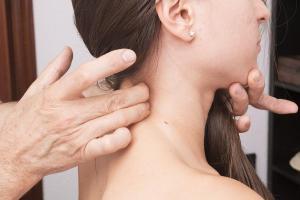 Si te pitan los oídos (acúfenos) el remedio puede estar en la mandíbula o en las cervicales