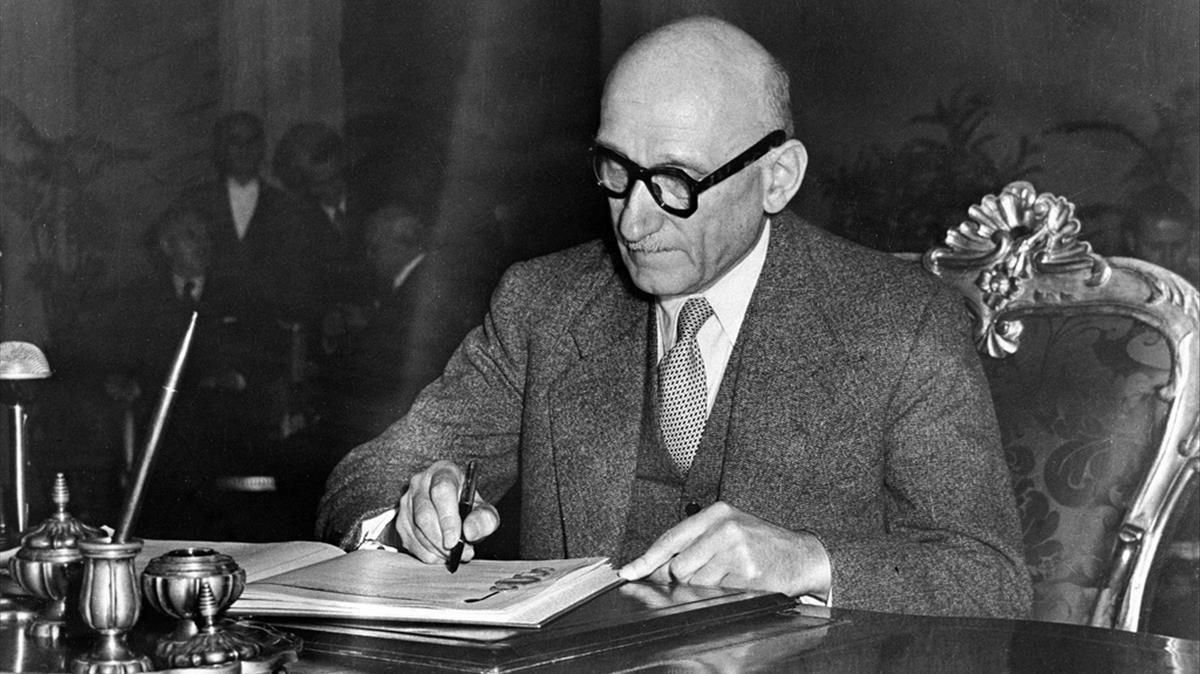 Robert Schuman firma, en 1950, la declaración bautizada con su nombre. Robert Schuman firma, en 1950, la declaración bautizada con su nombre.