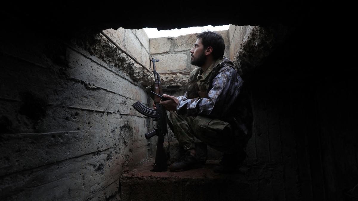 Soldados sirios apoyados por Turquía en sus posiciones en las afueras de Kuljibrin, en la provincia de Aleppo. 