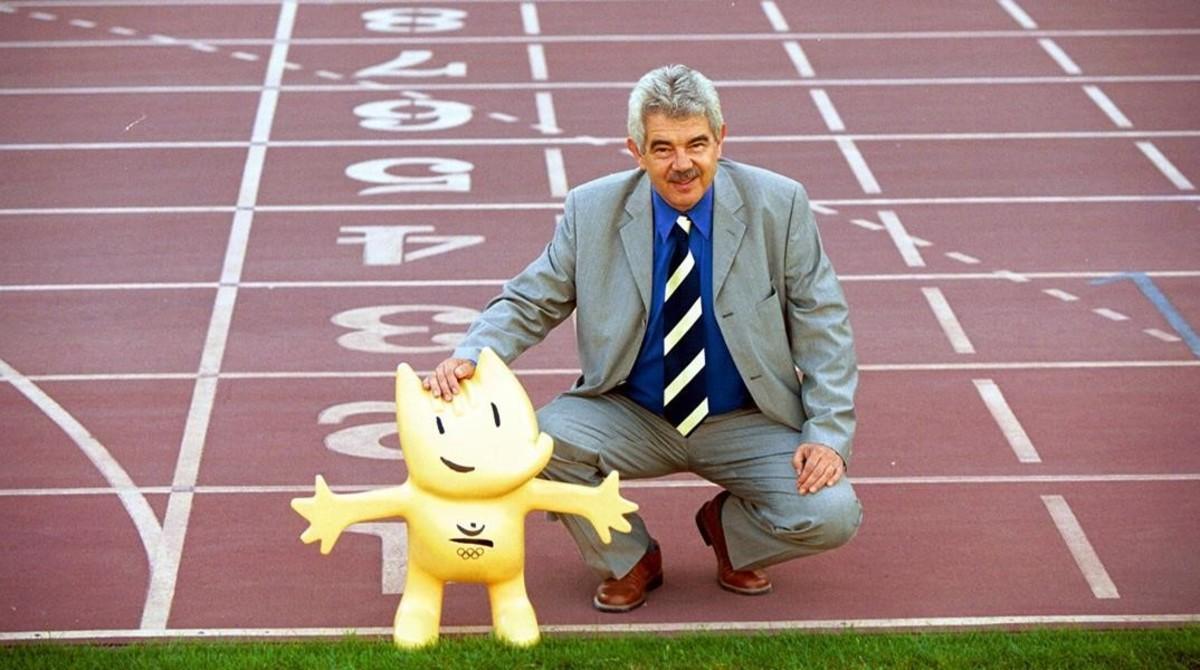 Pasqual Maragall, en el 2002, diez años después de los JJOO, en el Estadi Olímpic con Cobi.