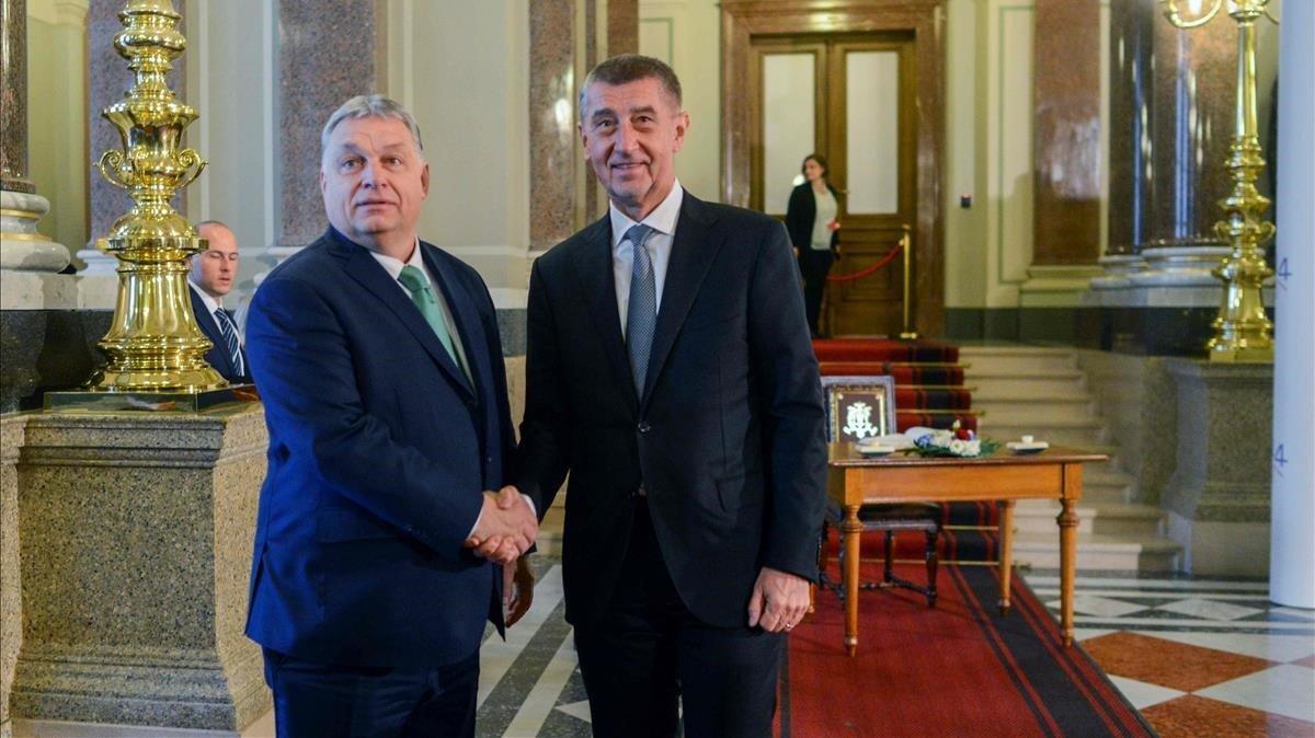 El primer ministro de Chequia, Andrej Babis (derecha) junto al primer ministro de Hungría, Viktor Orbán.