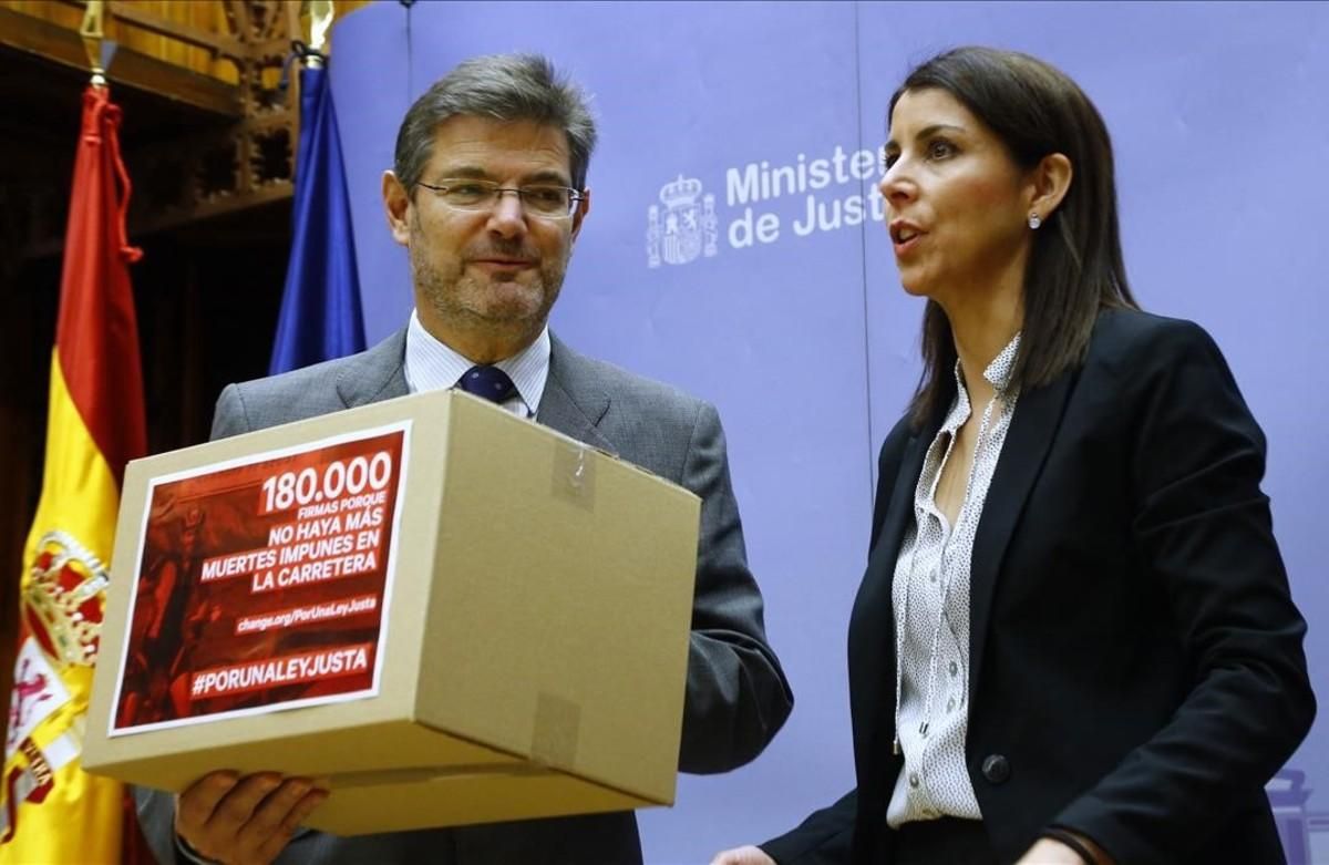 El minsitro Rafael Catalá junto a Anna González, la viuda del ciclista de Lleida Óscar. El minsitro Rafael Catalá junto a Anna González, la viuda del ciclista de Lleida Óscar.