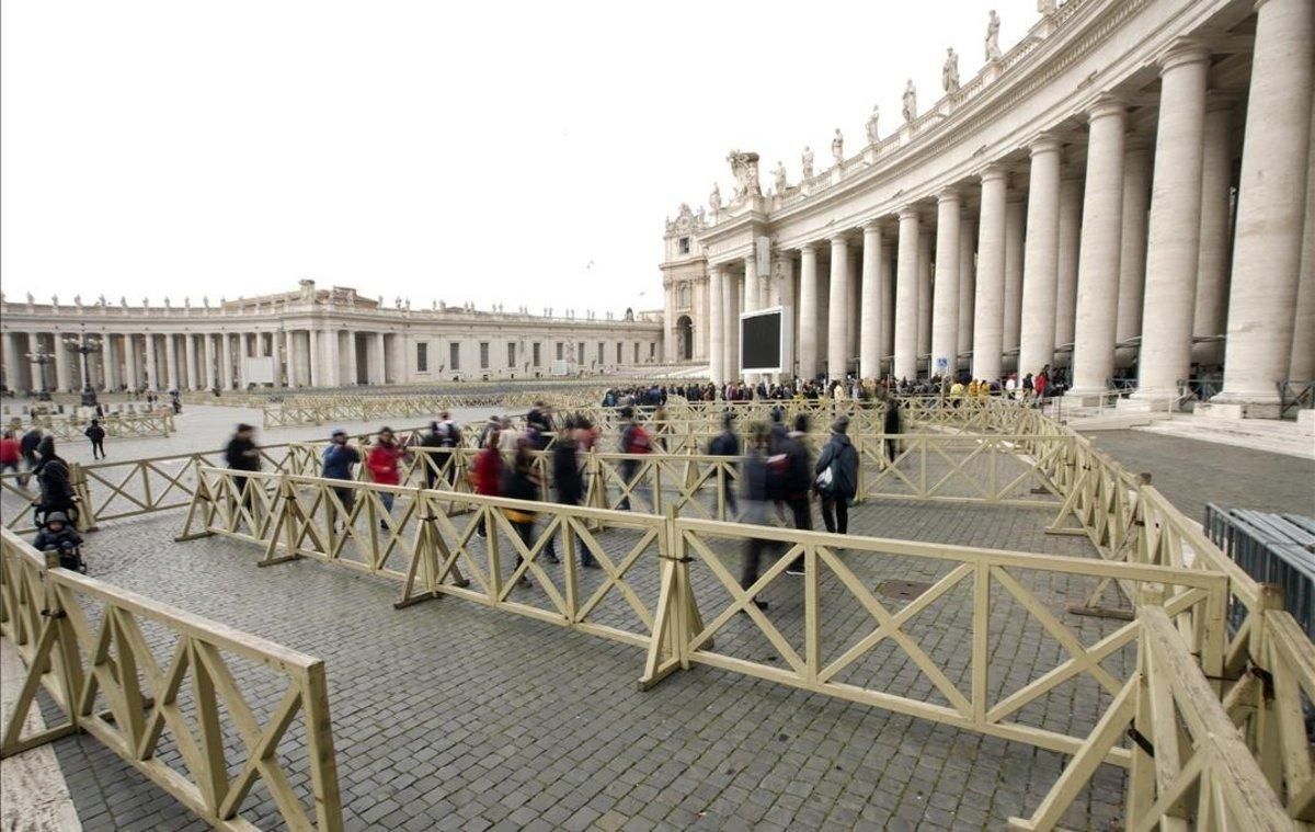 Plaza de San Pedro del Vaticano tras la confirmación del primer caso de coronavirus en el Vaticano. Plaza de San Pedro del Vaticano tras la confirmación del primer caso de coronavirus en el Vaticano.