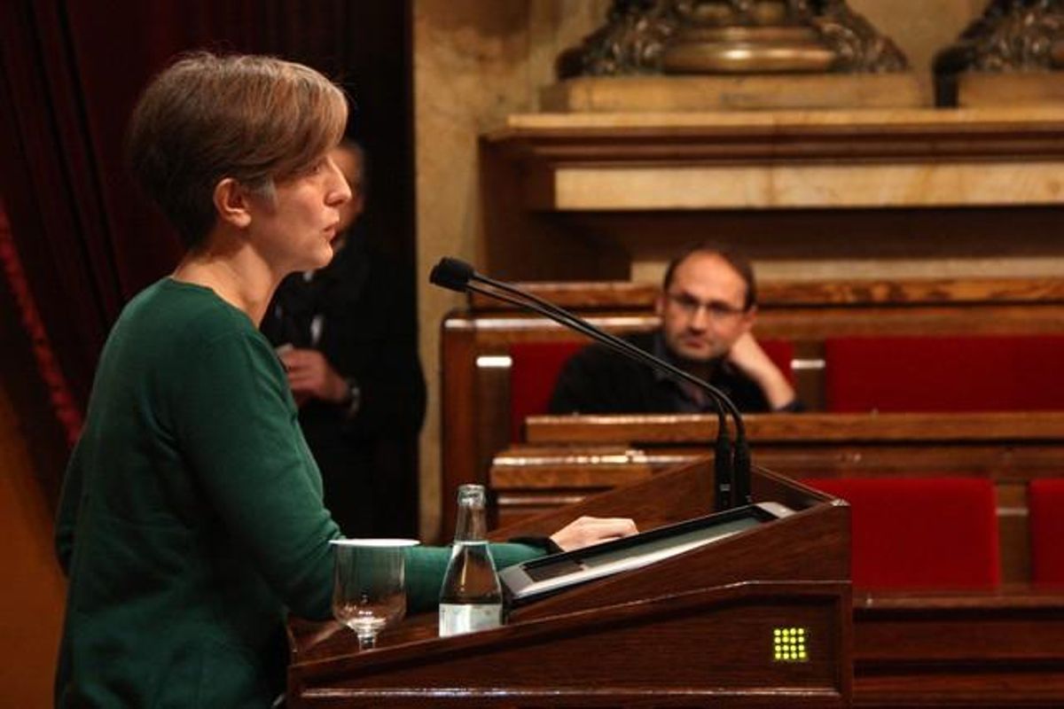 Dolors Camats interviene en el Parlament, con Joan Herrera al fondo. Dolors Camats interviene en el Parlament, con Joan Herrera al fondo.