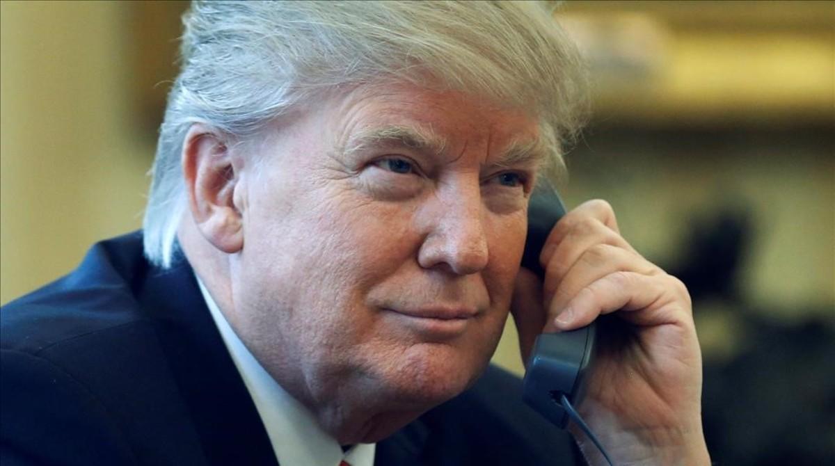 Donald Trump hablando por el teléfono fijo de su despacho en la Casa Blanca. 
