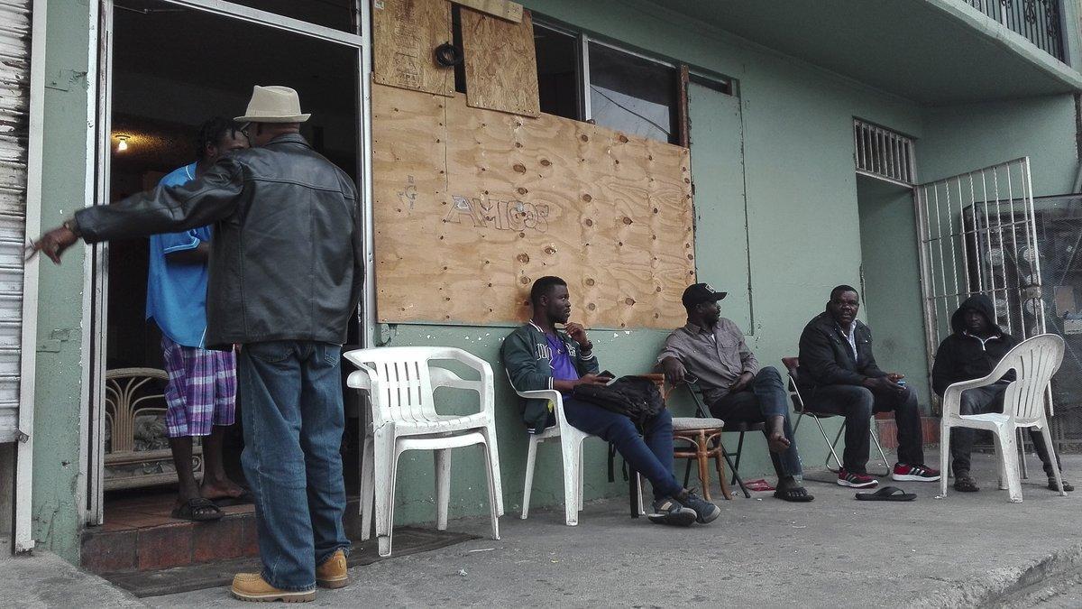 Un grupo de haitianos en uno de los edificios que habitan en el centro de Tijuana.