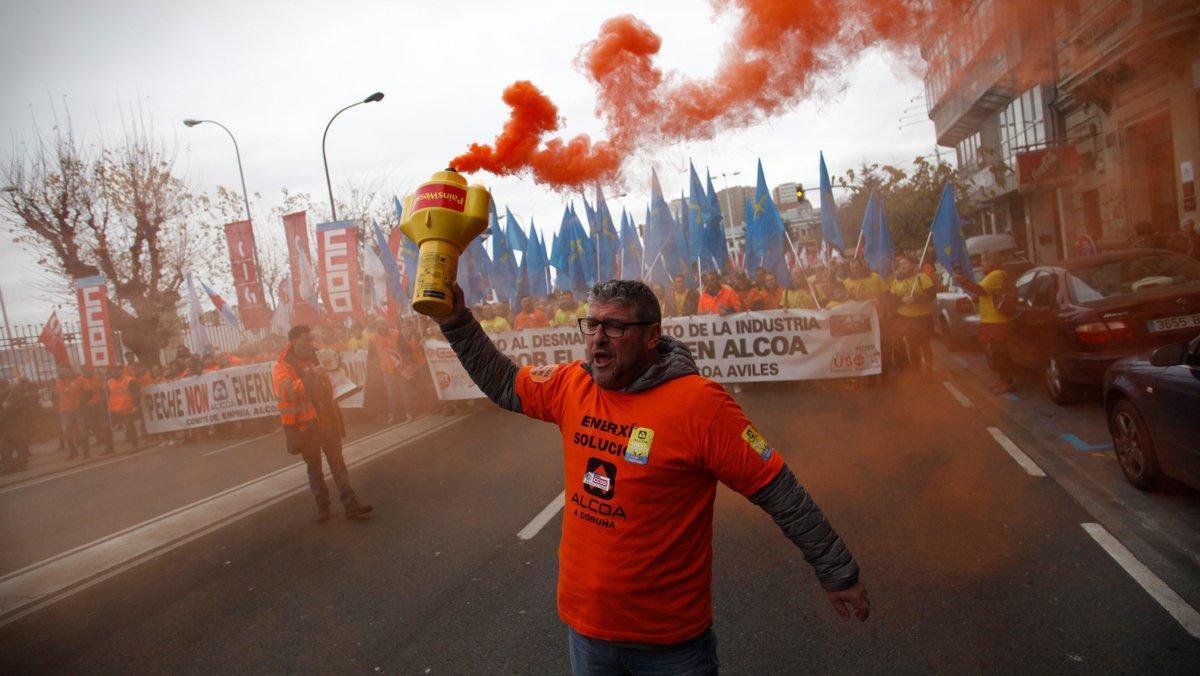 Trabajadores de Alcoa se manifiestan por las calles de A Coruña en contra del ERE para 686 empleados que plantea la multinacional.