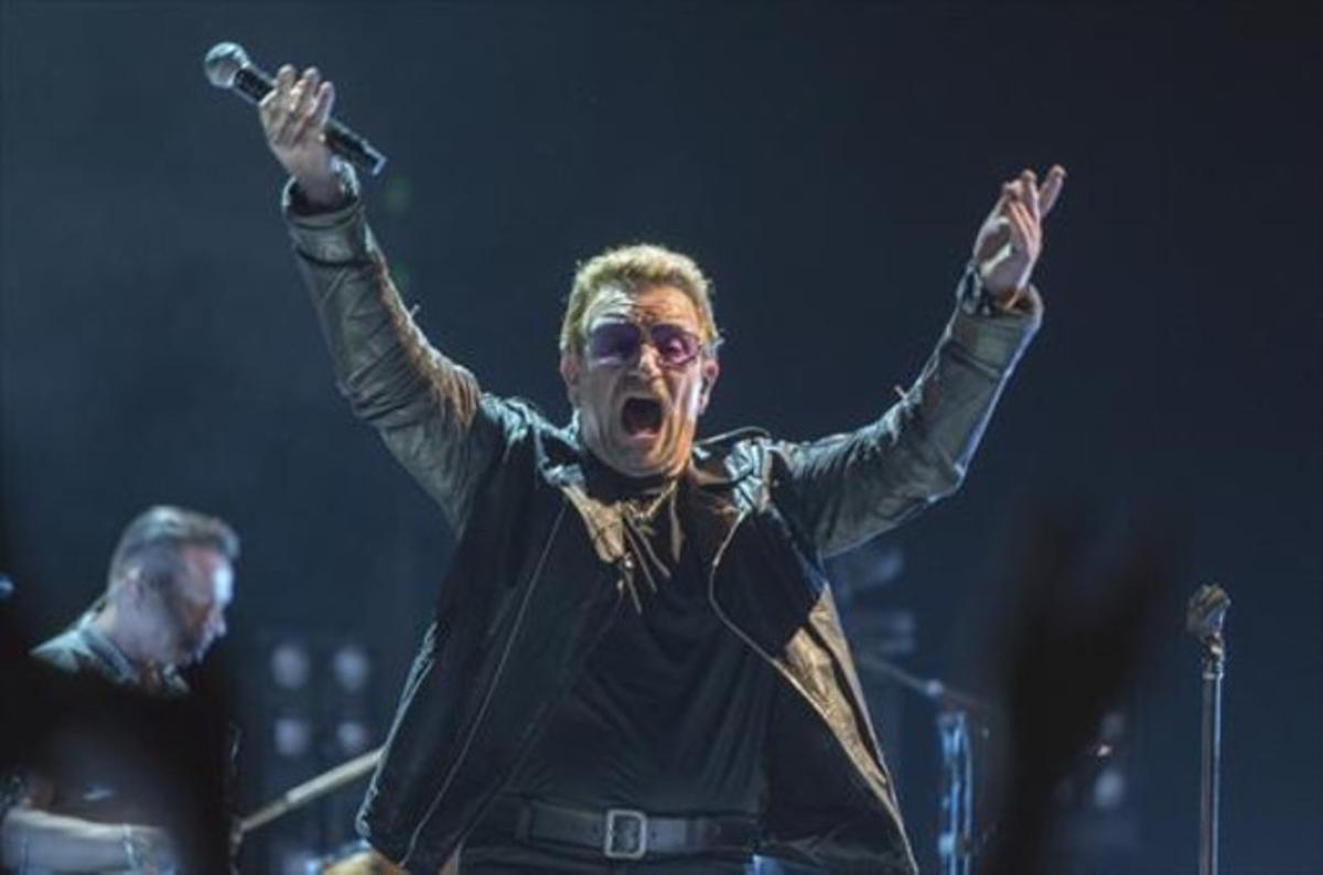 Bono, durante un concierto en el Palau Sant Jordi.
