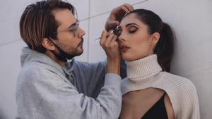 Rubén Ramos, maquillando a la modelo Gisela Costa.