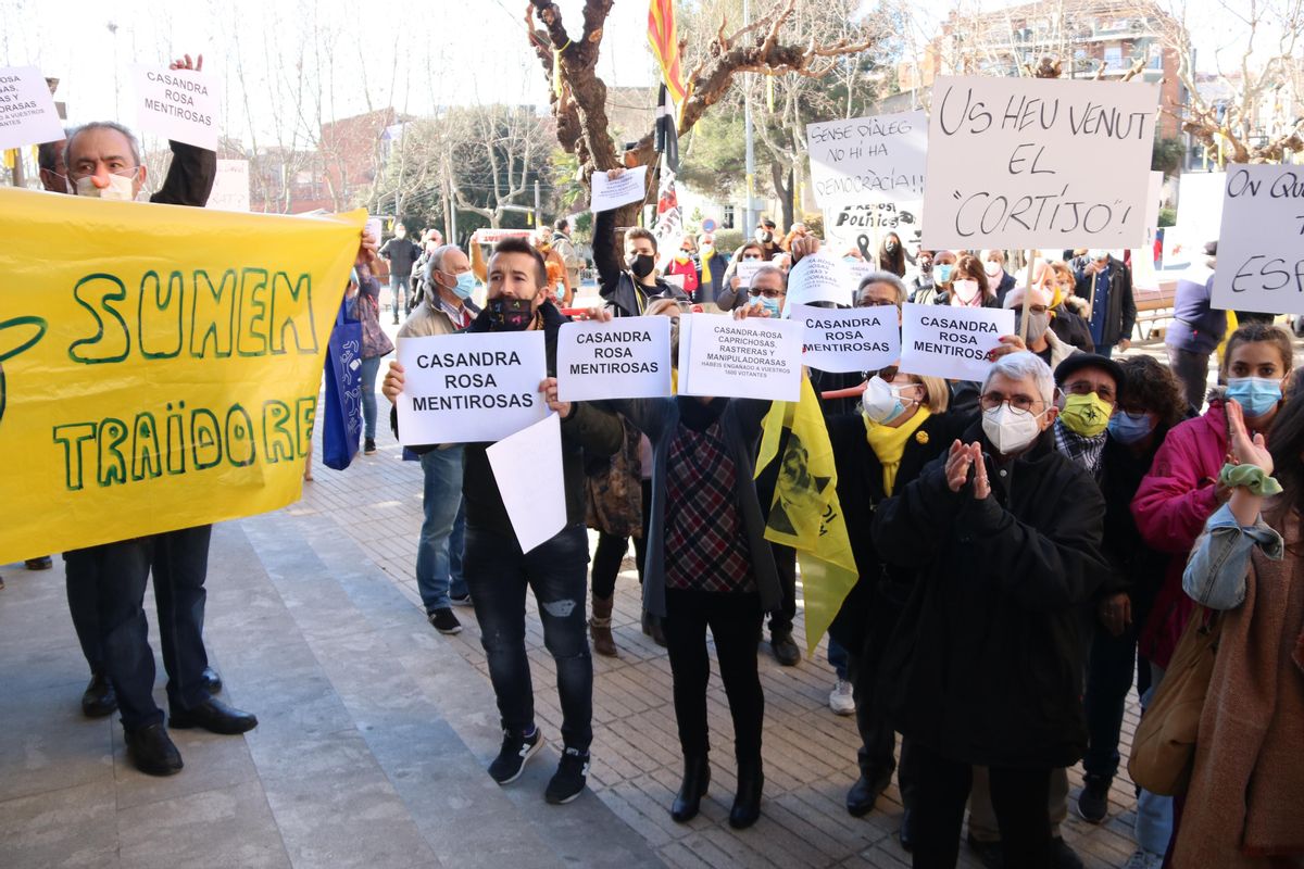 Un grupo de personas protestan ante el cambio de gobierno en Parets del Vallès Un grupo de personas protestan ante el cambio de gobierno en Parets del Vallès