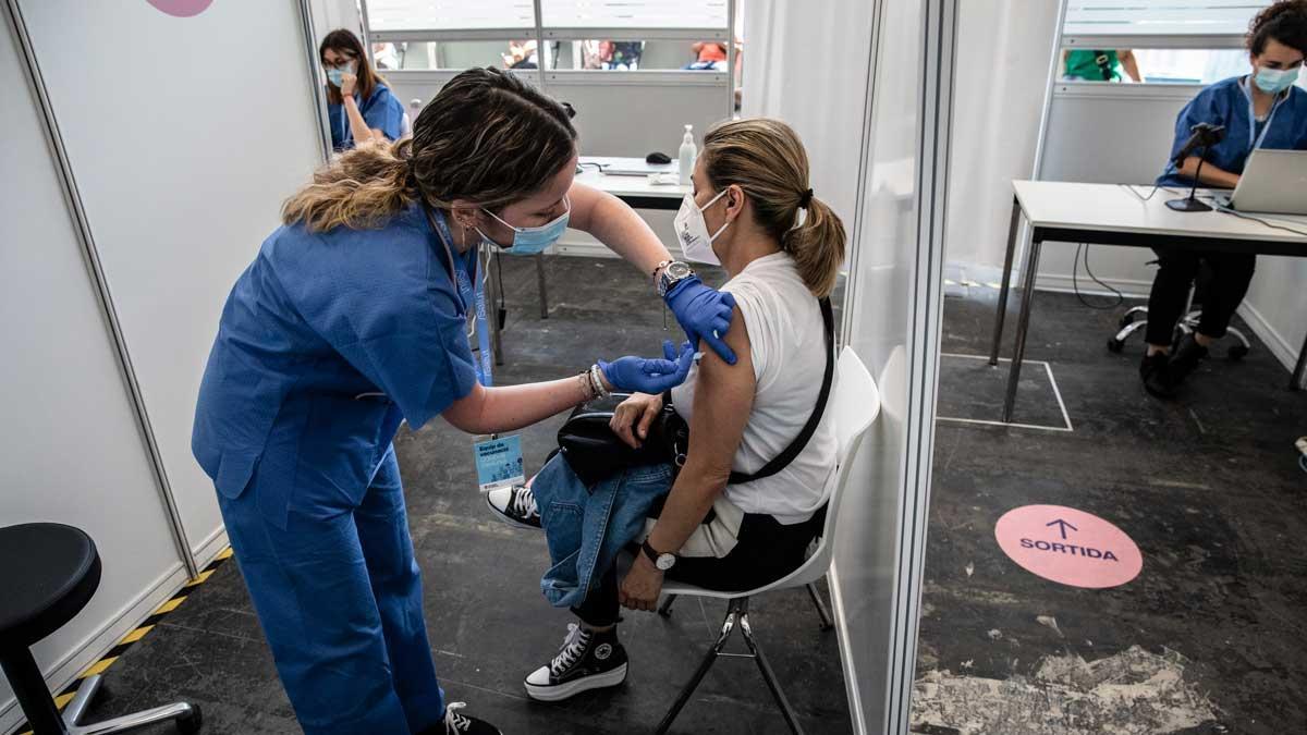 Una mujer se vacuna contra el covid en Fira de Barcelona.