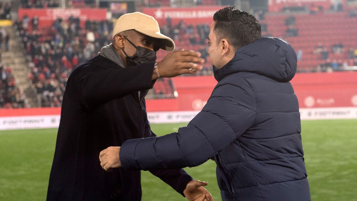 El entrenador del Barcelona Xavi Hernández saluda al exfutbolista Samuel Eto´o. El entrenador del Barcelona Xavi Hernández saluda al exfutbolista Samuel Eto´o.