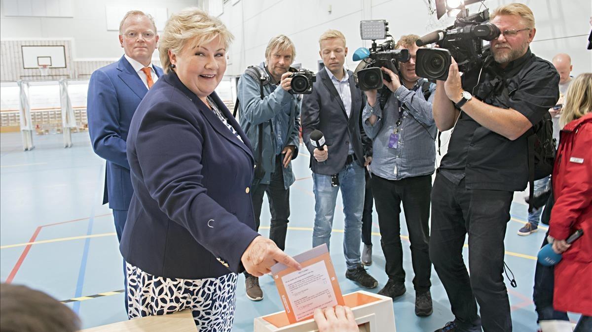 La primera ministra noruega,  Erna Solberg,  ejerce su derecho al voto en un colegio electoral.