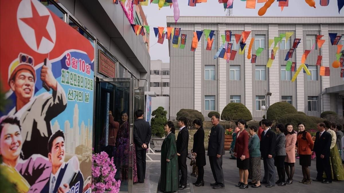 Los votantes hacen cola en una fábrica de Pyongyang durante las elecciones legislativas en Corea del Norte. Los votantes hacen cola en una fábrica de Pyongyang durante las elecciones legislativas en Corea del Norte.