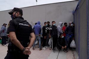 Un cola de migrantes espera la apertura de la frontera de Ceuta en el Tarajal para retornar a Marruecos tras la oleada humana del 17 de mayo.