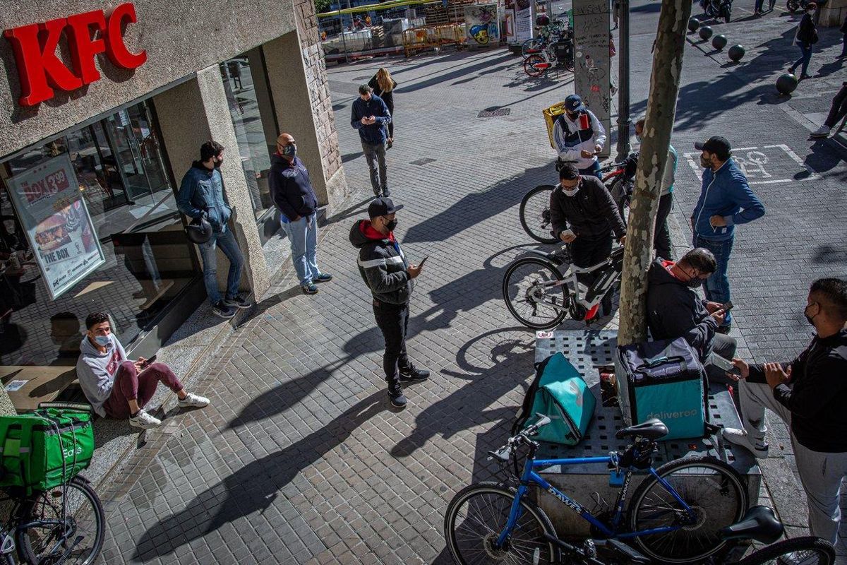 Repartidores de varias plataformas digitales esperan a recibir un pedido. Repartidores de varias plataformas digitales esperan a recibir un pedido.