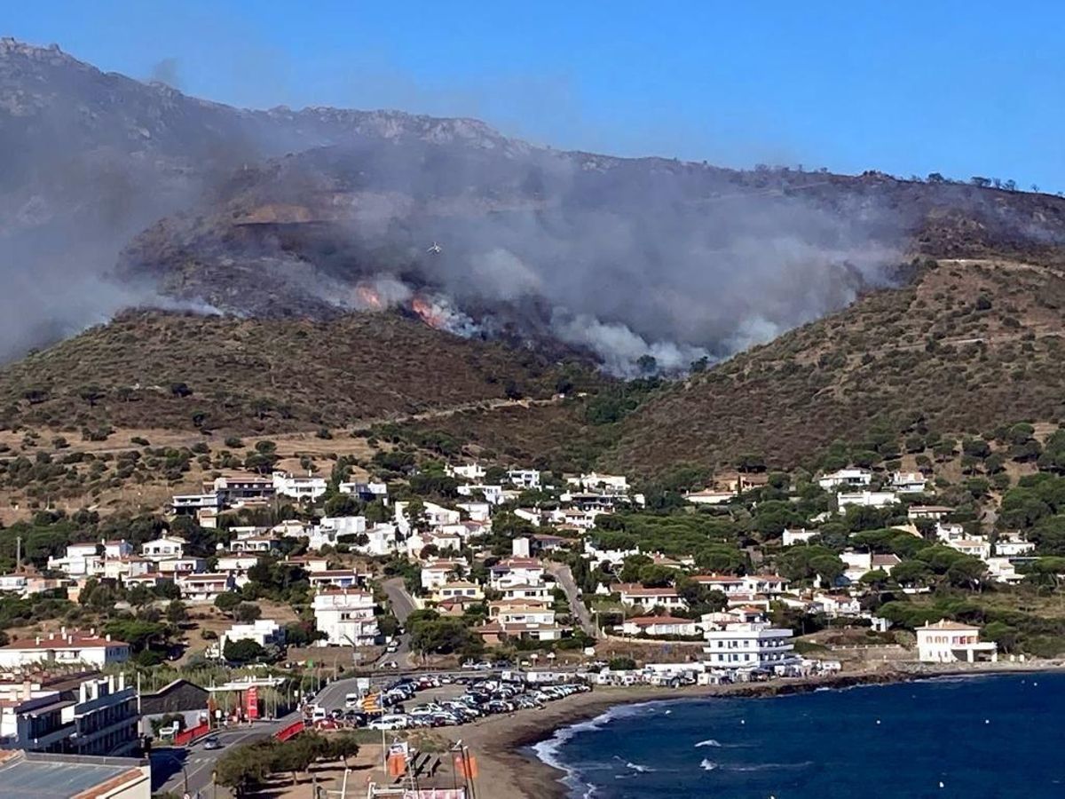 El incendio del Cap de Creus, visto desde el Port de la Selva, este sábado. El incendio del Cap de Creus, visto desde el Port de la Selva, este sábado.