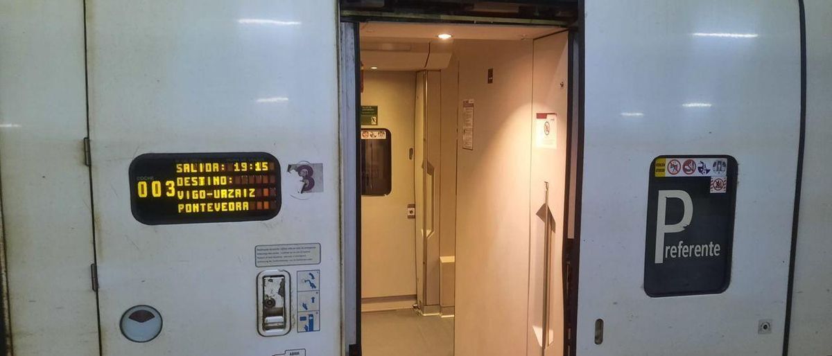 La paradoja del tren de Vigo a Ourense: el Alvia cuesta la mitad y es más rápido La paradoja del tren de Vigo a Ourense: el Alvia cuesta la mitad y es más rápido