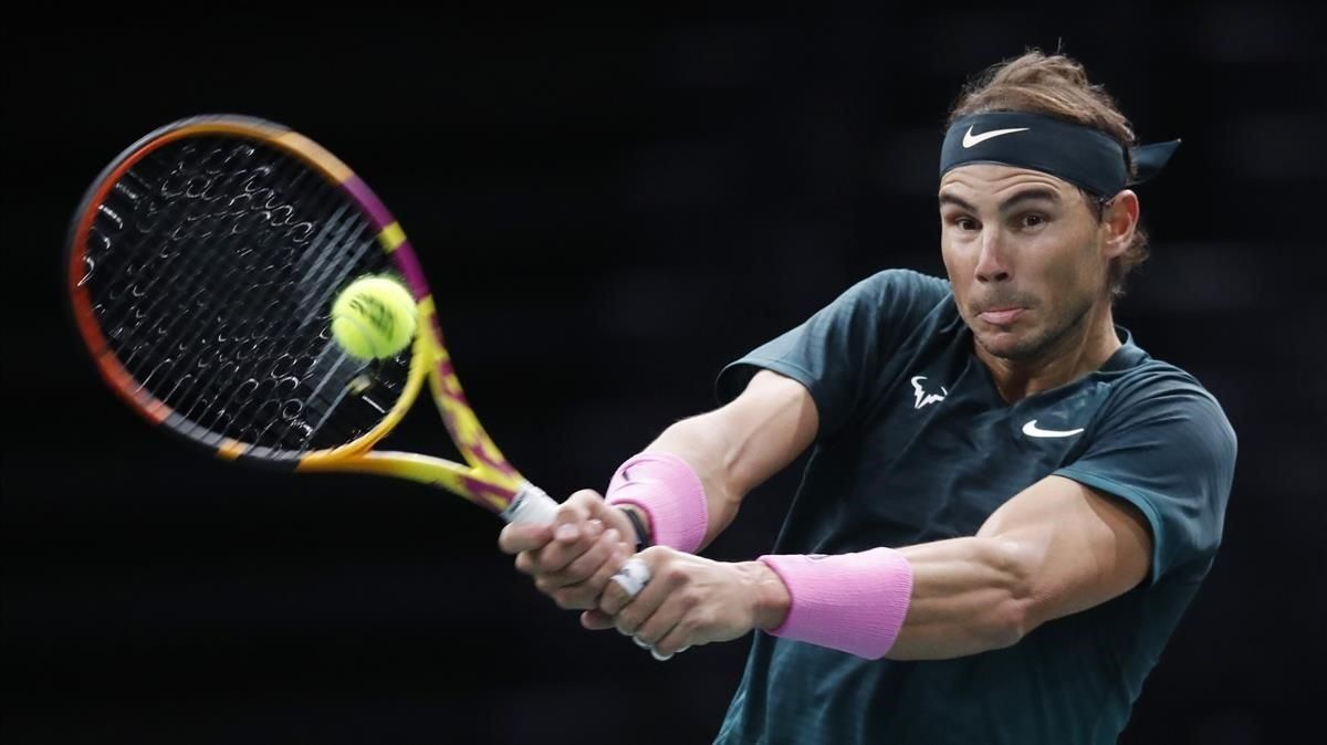 Nadal devuelve un revés a Zverev en París. Nadal devuelve un revés a Zverev en París.