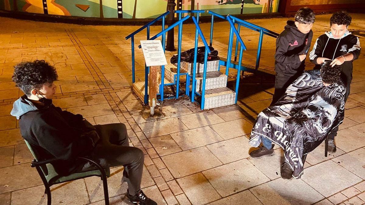 La ‘universitat del carrer’ és al barri més conflictiu de Madrid: classes gratis de perruqueria a la intempèrie La ‘universitat del carrer’ és al barri més conflictiu de Madrid: classes gratis de perruqueria a la intempèrie