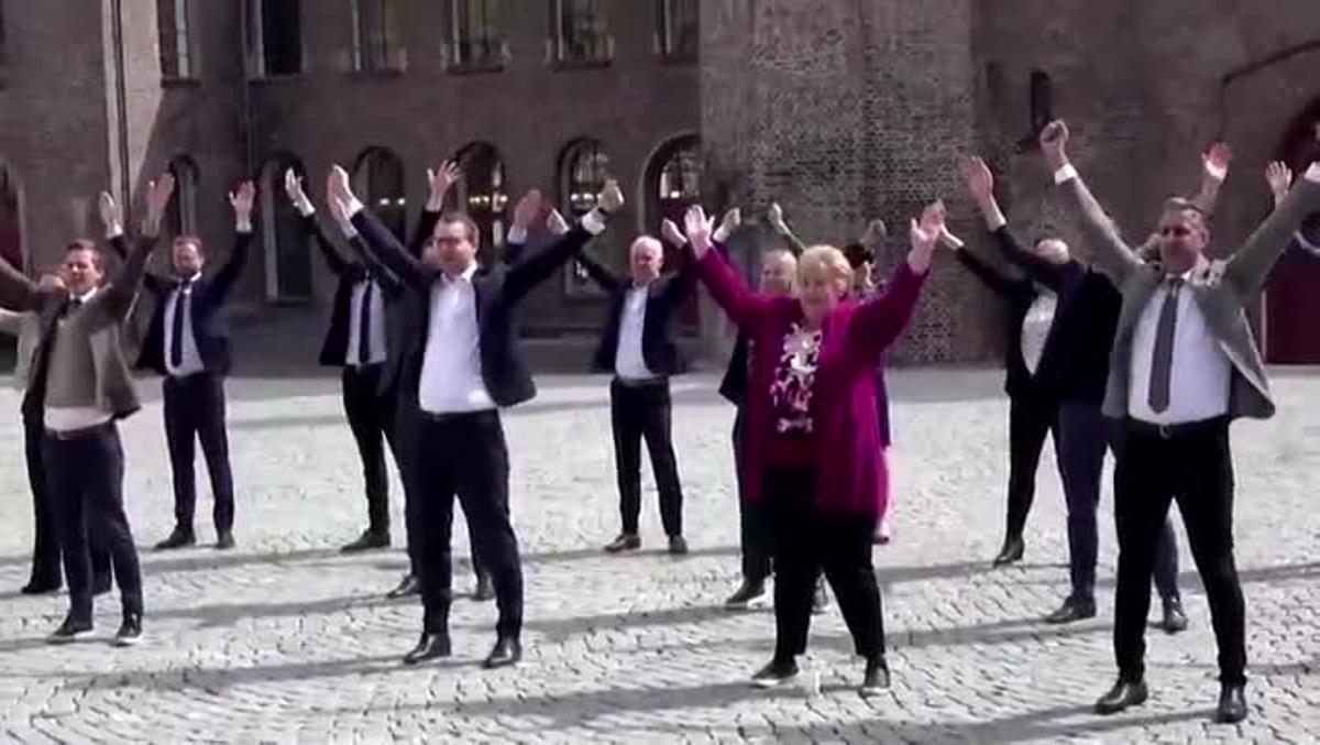 La primera ministra noruega, Erna Solberg, junto algunos de los ministros noruegos han grabado un vídeo con un número de baile para mostrar la distancia de seguridad.