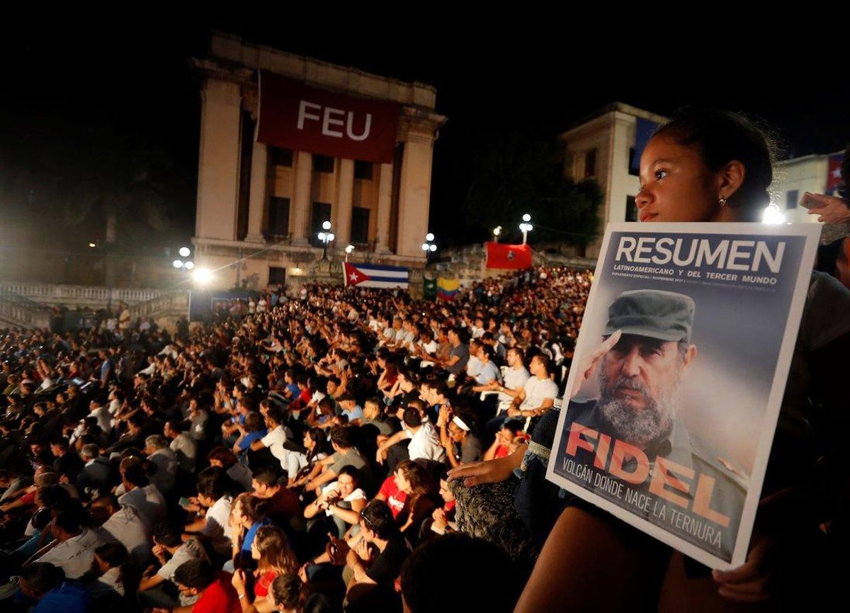 Una niña con una imagen de Fidel Castro 1926-2016 participa en una velada conmemorativa por el segundo aniversario del fallecimiento del lider historico de la Revolucion cubana en la escalinata de la Universidad de La Habana Cuba. EFE Ernesto Mastrascusa Una niña con una imagen de Fidel Castro 1926-2016 participa en una velada conmemorativa por el segundo aniversario del fallecimiento del lider historico de la Revolucion cubana en la escalinata de la Universidad de La Habana Cuba. EFE Ernesto Mastrascusa