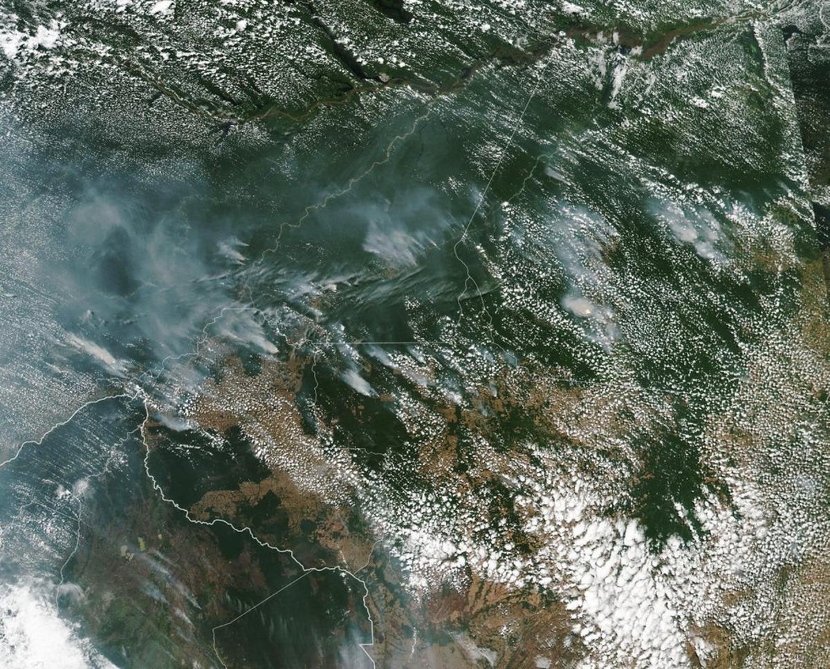 Fotografía  de la NASA  que muestra desde el espacio los incendios forestales en la Amazonía brasileña.