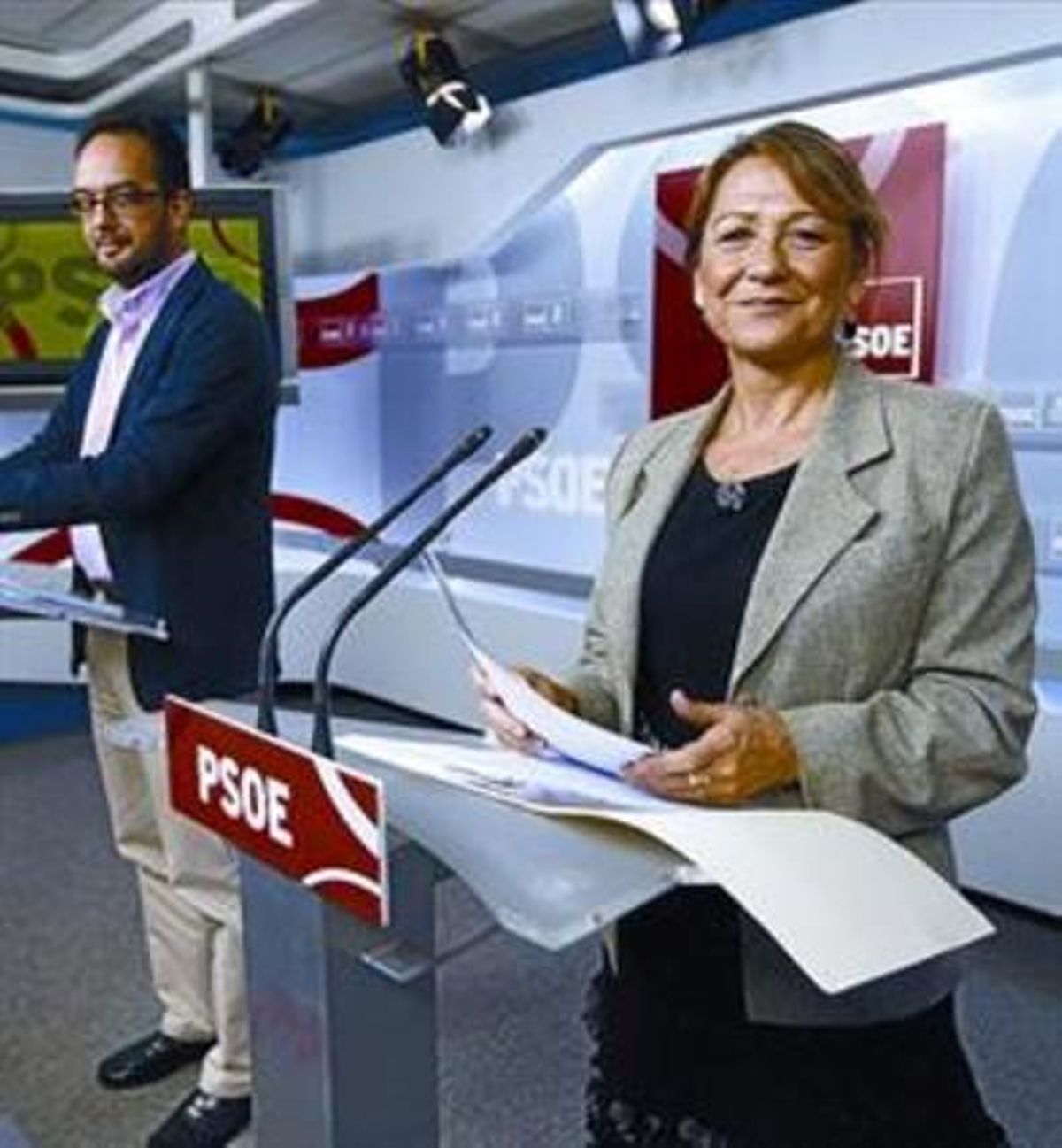 Los diputados socialistas Antonio Hernando e Inmaculada Rodríguez Piñero exponen la posición del PSOE sobre los desahucios, ayer. Los diputados socialistas Antonio Hernando e Inmaculada Rodríguez Piñero exponen la posición del PSOE sobre los desahucios, ayer.