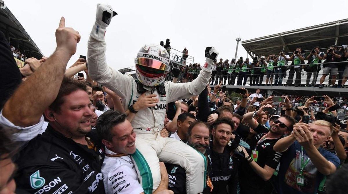 El británico Lewis Hamilton es elevado a los cielos por los mecánicos de Mercedes. El británico Lewis Hamilton es elevado a los cielos por los mecánicos de Mercedes.