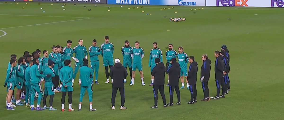 Los jugadores del Real Madrid, reunidos antes del entrenamiento en el Parque de los Príncipes.