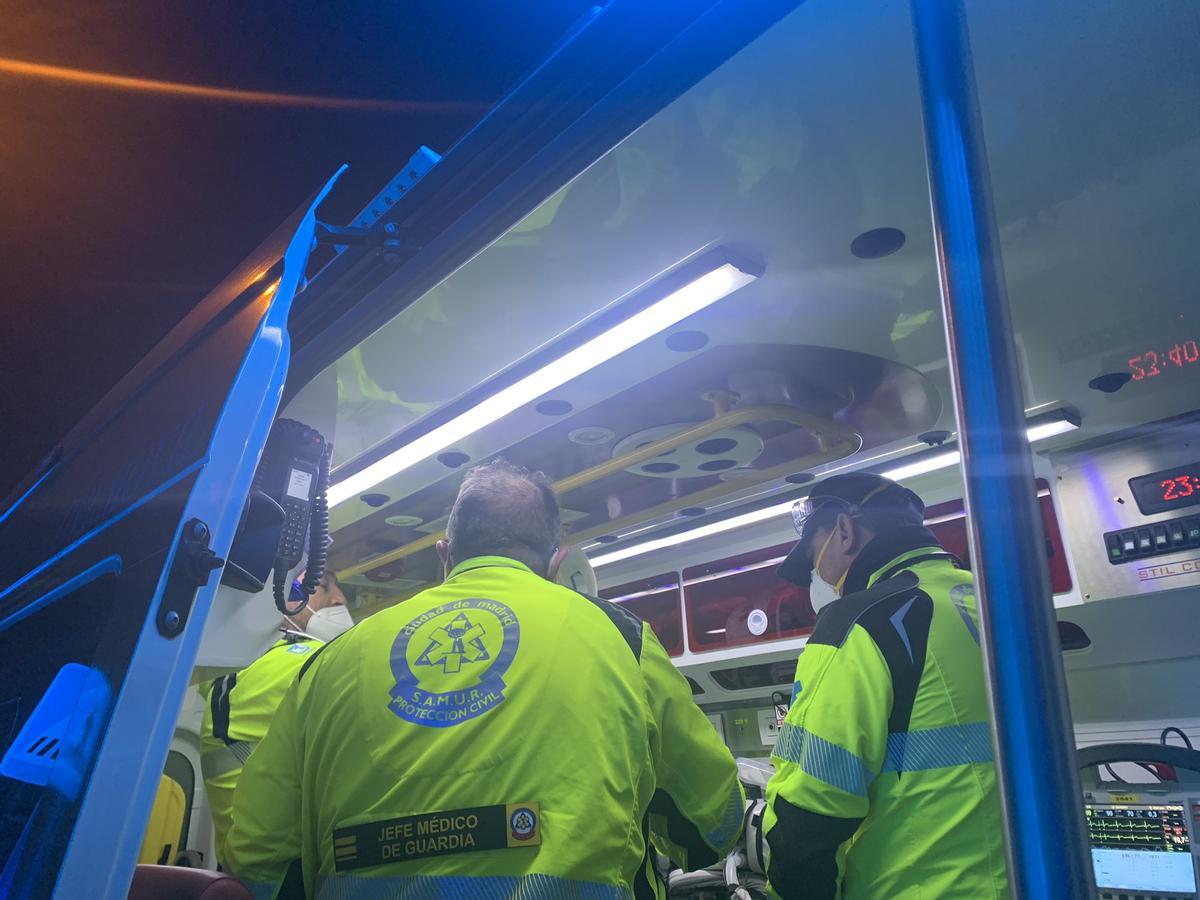 Fotografía cedida por Emergencias Madrid que muestra a paramédicos mientras atienden a los heridos por arma de fuego en el barrio Villaverde de Madrid (España). EFE/ Emergencias Madrid