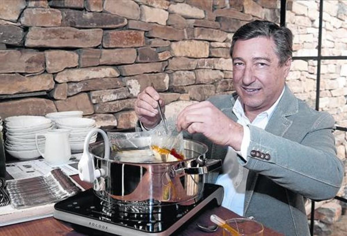 Joan Roca y el Rocook, una placa de inducción con termostato para cocinar en casa a baja temperatura. Joan Roca y el Rocook, una placa de inducción con termostato para cocinar en casa a baja temperatura.