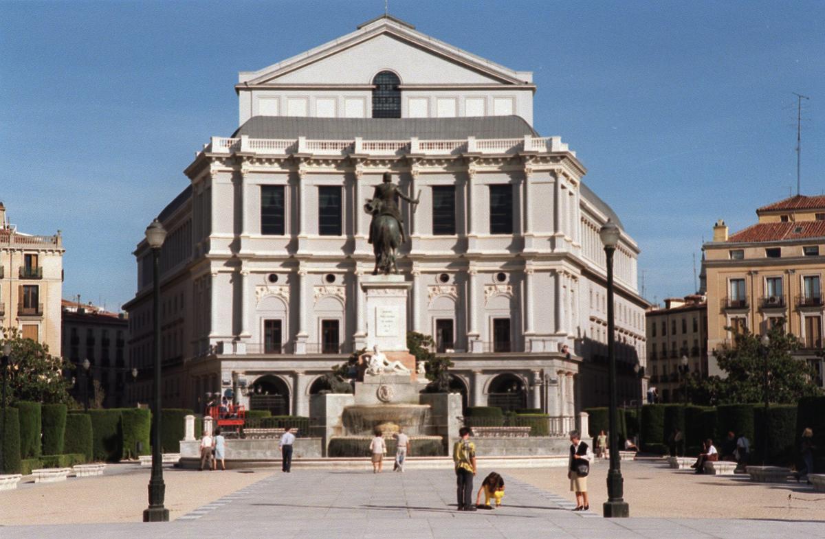 Fachada del Teatro Real y Plaza de Oriente, en una imágen de archivo tomada el 10 de octubre de 1997. EFE/J.J.Guillén/áb