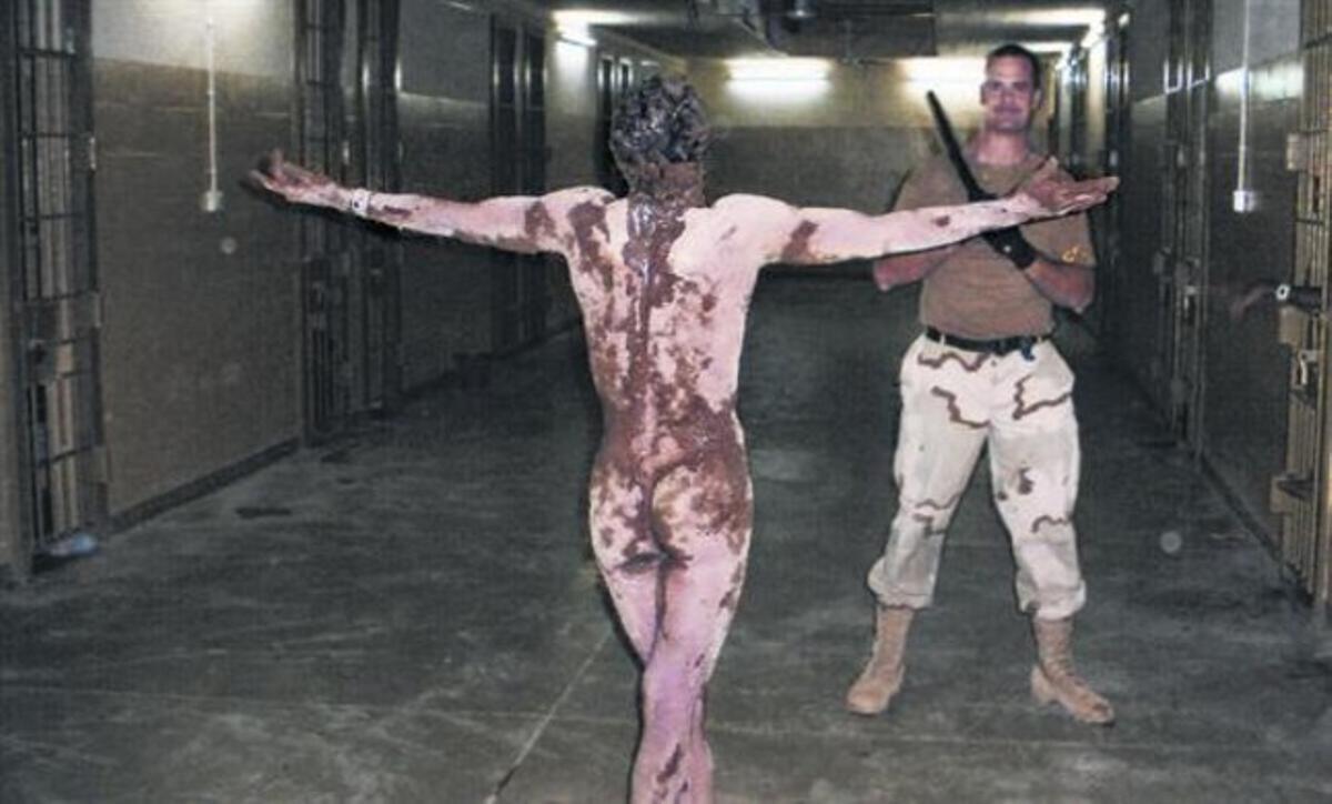 ABU GHRAIBUn iraquí desnudo y esposado en los tobillos, en el 2004