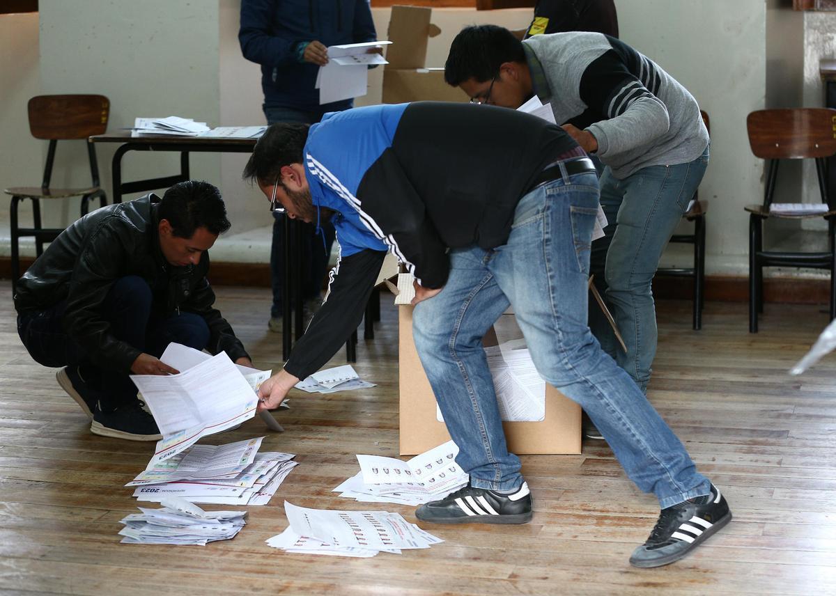 Jurados de votación realizan el conteo de votos tras el cierre de mesas en Ecuador.