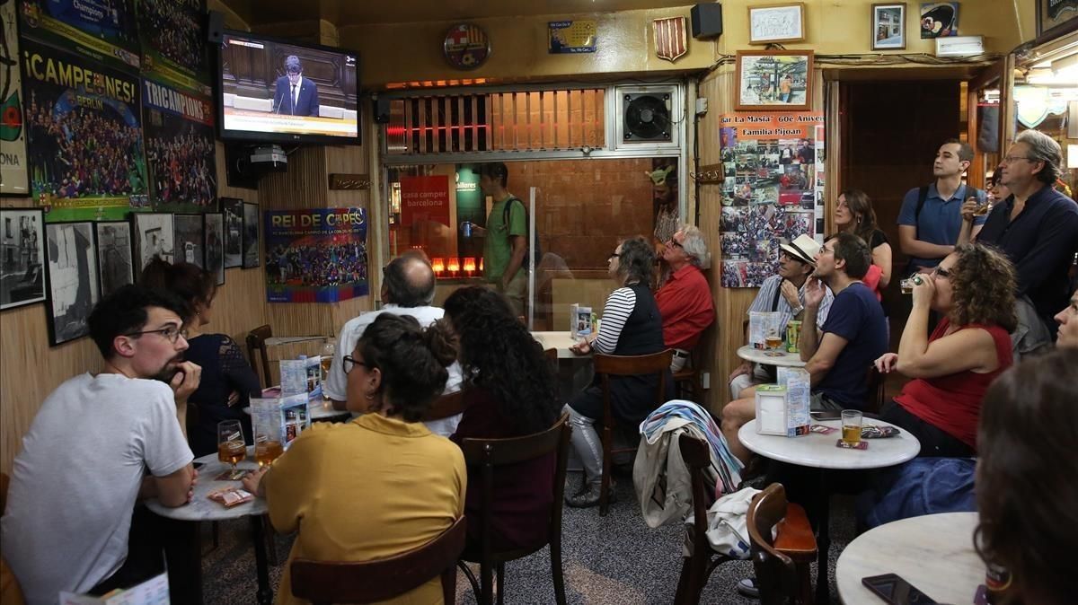 Retransmisión del discurso de Puigdemont en el bar La Masia. Retransmisión del discurso de Puigdemont en el bar La Masia.