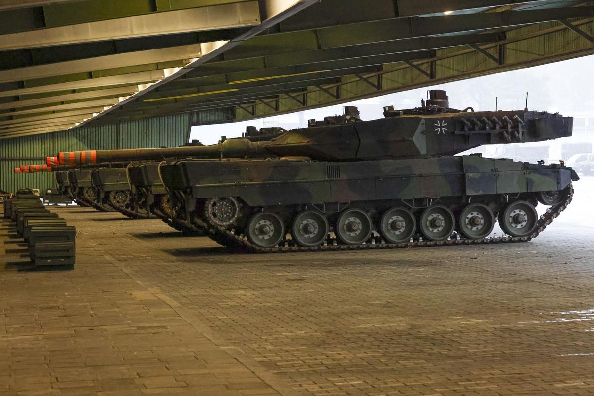 Una línea de carros de combate Leopard 2 A6, con destino a Ucrania, durante una presentación del Batallón 203 de la brigada Panzer del ejército alemán en el cuartel del mariscal de campo Rommel en Augustdorf, Alemania, el miércoles 1 de febrero de 2023.