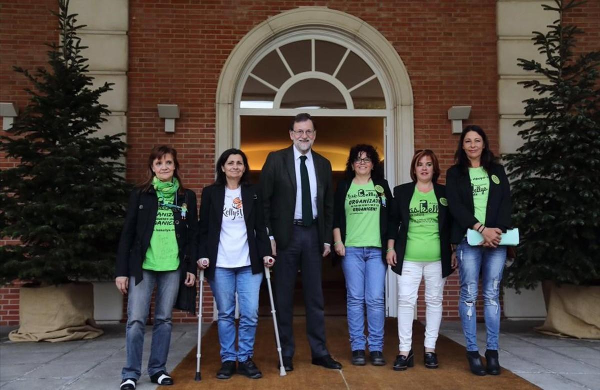 Rajoy, en Moncloa, con representantes de las camareras de piso.