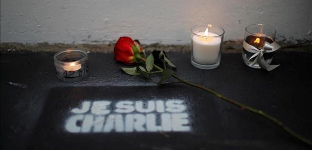 Flores y velas ante la antigua redacción de Charlie Hebdo en el quinto aniversario de la matanza. Flores y velas ante la antigua redacción de Charlie Hebdo en el quinto aniversario de la matanza.