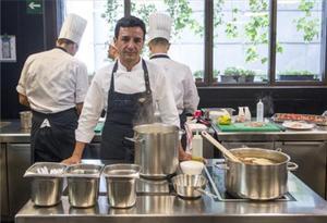 Raül Balam, en las cocinas del restaurante Moments. Foto: Ferran Sendra