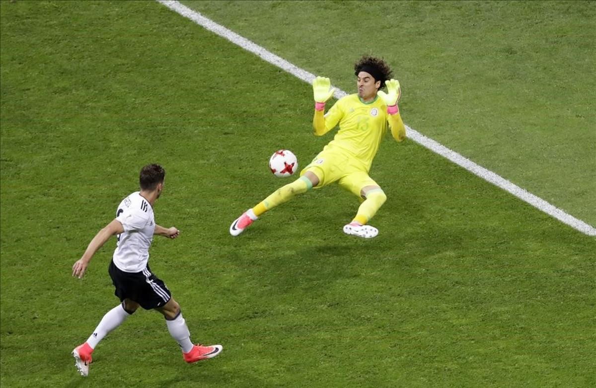 Goretzka supera a Ochoa y marca el segundo gol de Alemania. 