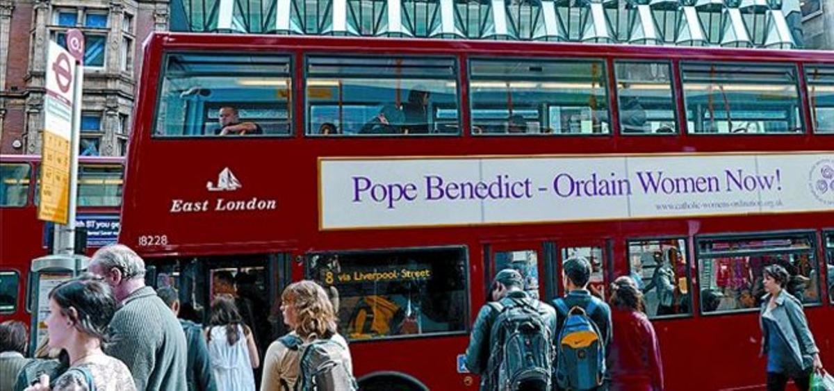 Un autobús londinense con el mensaje ’Papa Benedicto, Ordena Mujeres Ya», ayer.