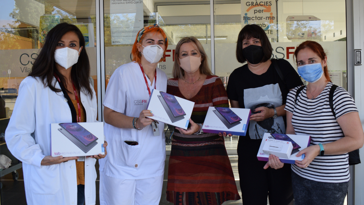 Viladecans entrega de tabletas en las residencias para evitar el aislamiento de las personas mayores Viladecans entrega de tabletas en las residencias para evitar el aislamiento de las personas mayores