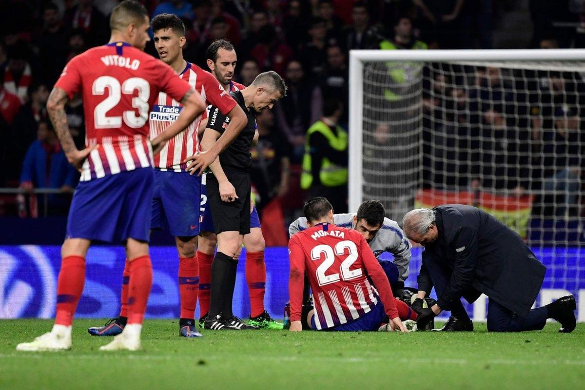 Álvaro Morata, en el suelo, atendido por los doctores del Atlético de Madrid. Álvaro Morata, en el suelo, atendido por los doctores del Atlético de Madrid.
