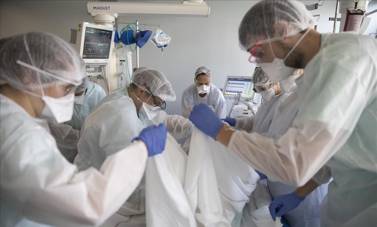 Personal sanitario atiende a un paciente con covid-19 en un hospital de Estrasburgo. Personal sanitario atiende a un paciente con covid-19 en un hospital de Estrasburgo.