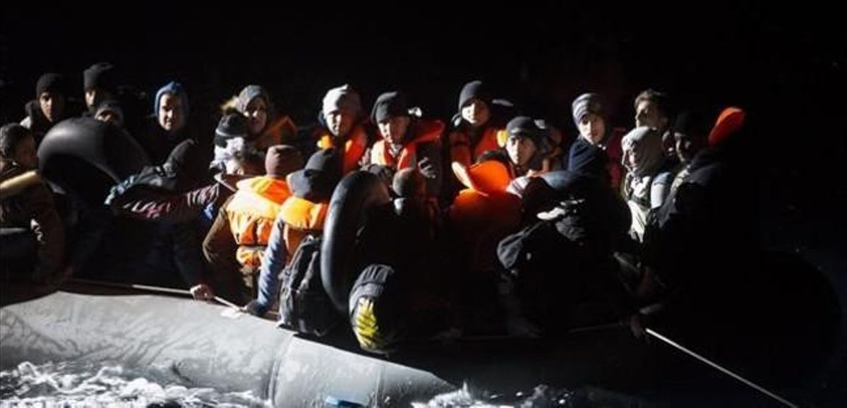 Migrantes y refugiados, capturados por la guardia costera turca al intentar alcanzar las costas griegas, el 9 de diciembre. Migrantes y refugiados, capturados por la guardia costera turca al intentar alcanzar las costas griegas, el 9 de diciembre.